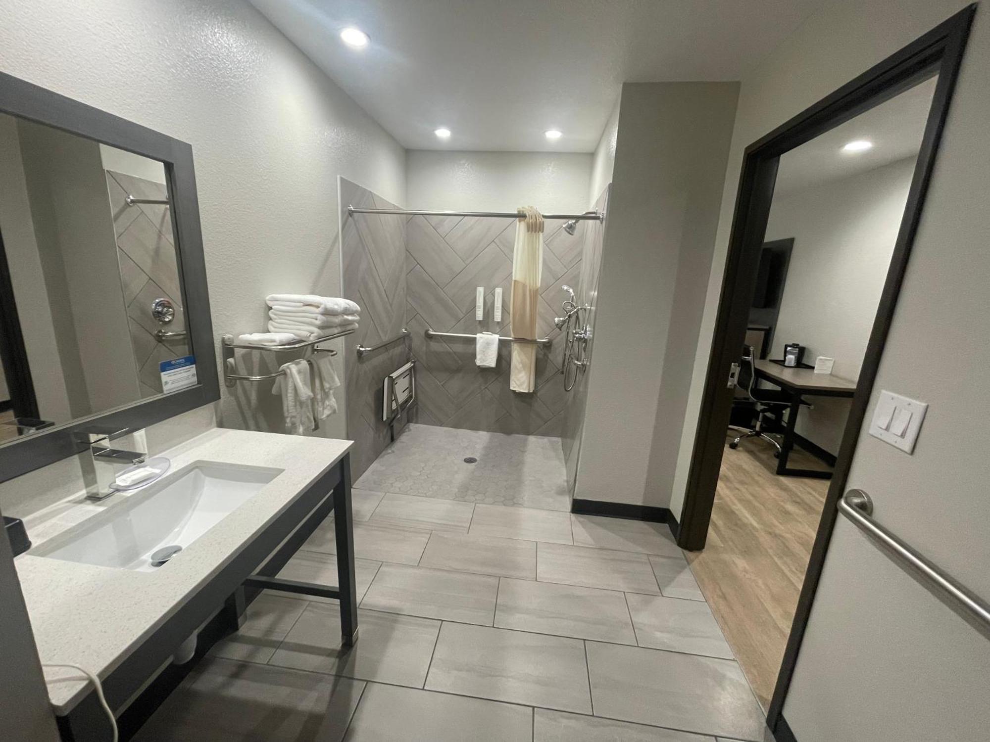 Отель Clarion Pointe Форт-Уэрт Экстерьер фото