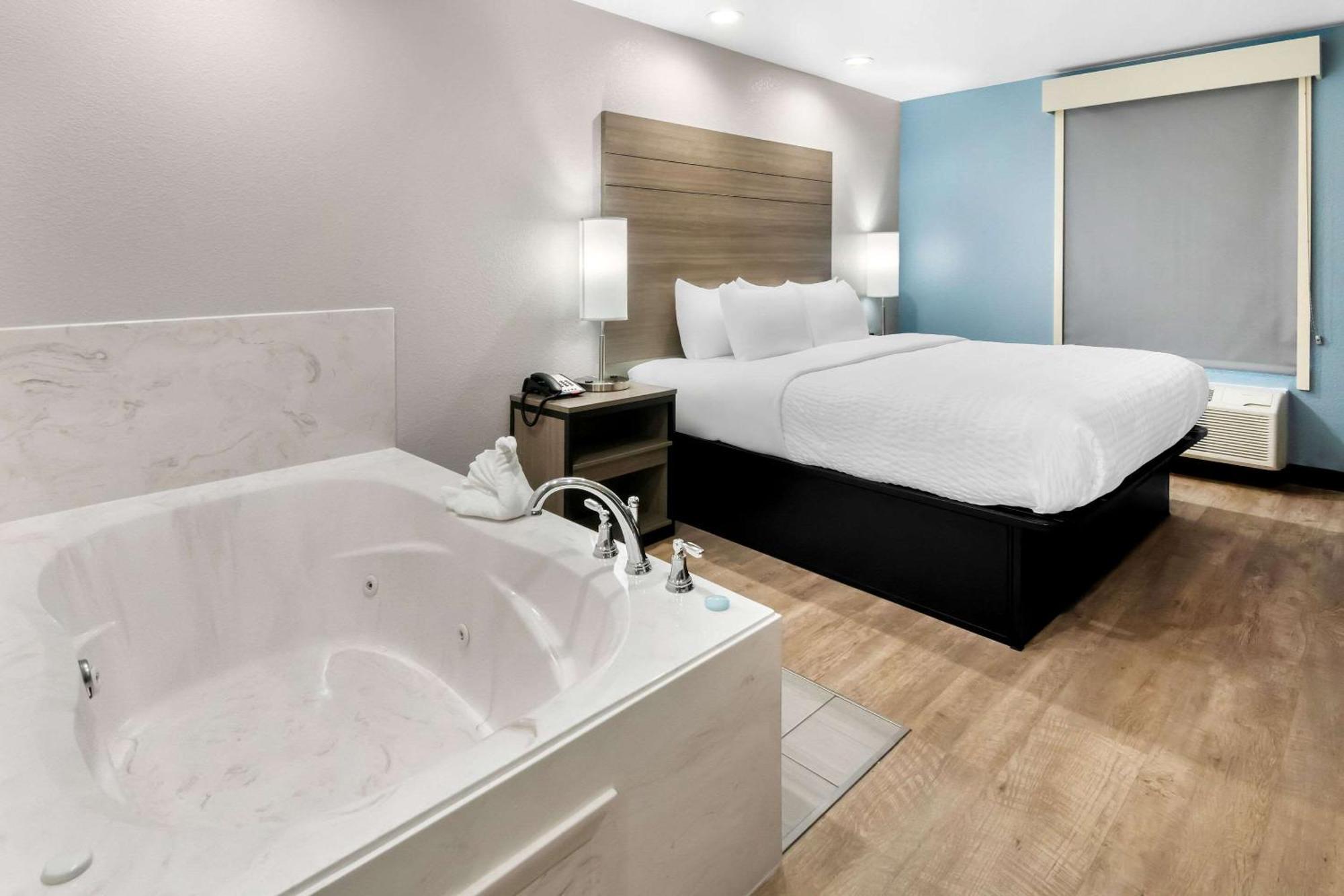 Отель Clarion Pointe Форт-Уэрт Экстерьер фото
