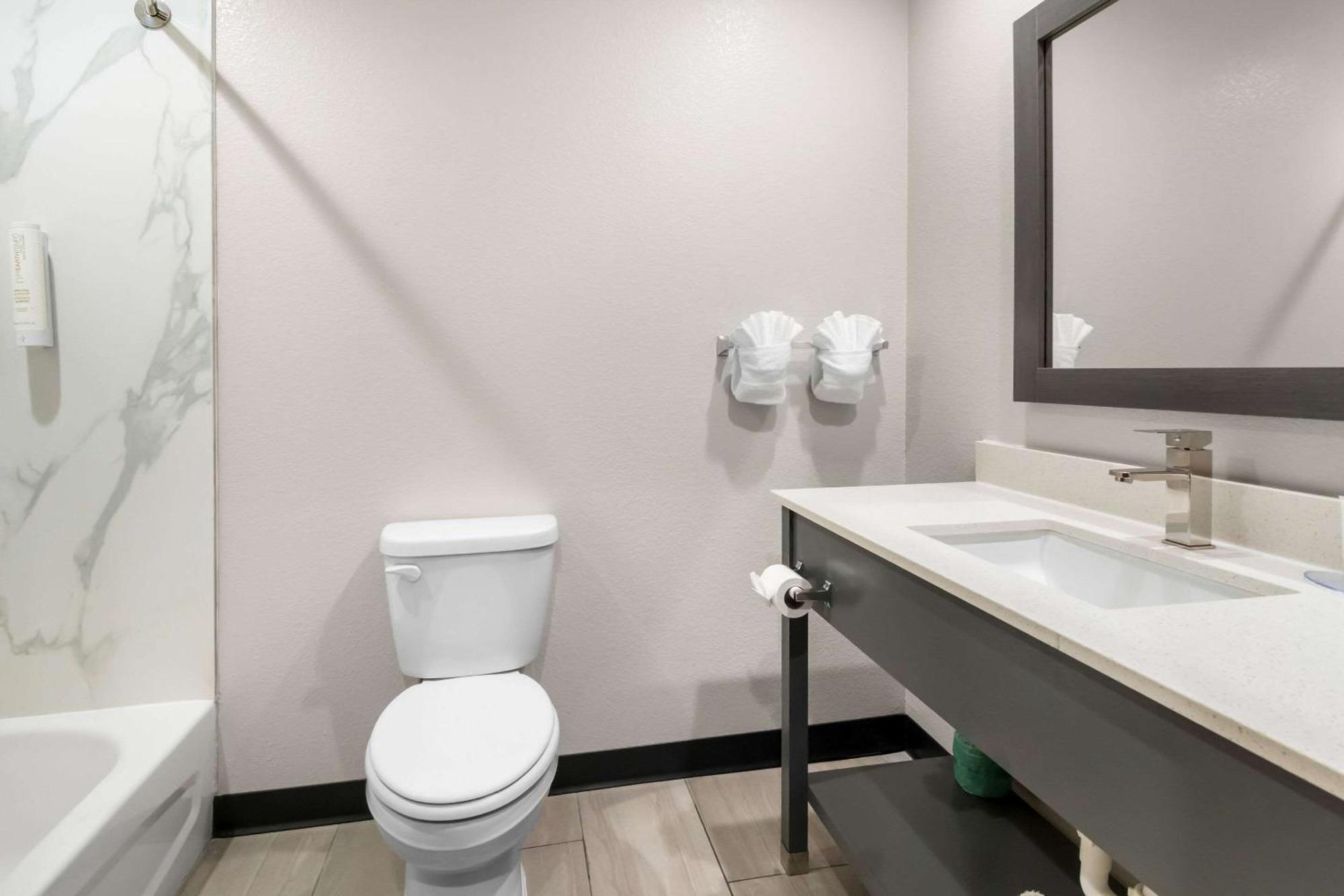 Отель Clarion Pointe Форт-Уэрт Экстерьер фото